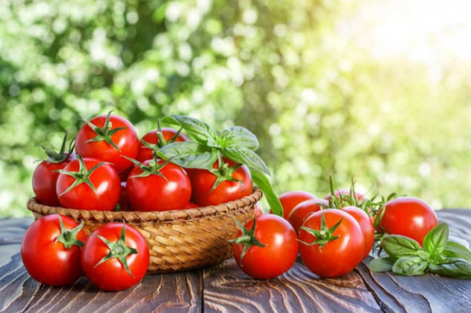 Cà chua và chanh kết hợp cùng nhau mang đến hiệu quả bất ngờ trong việc tẩy ria mép. Ảnh minh họa