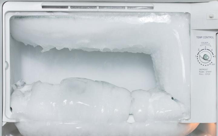 Cách rã đông ngăn đá tủ lạnh trong 7 bước đơn giản | Cleanipedia